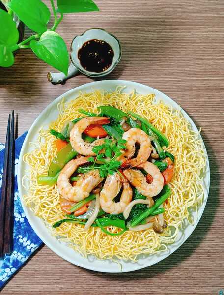 Crispy noodle stir fry