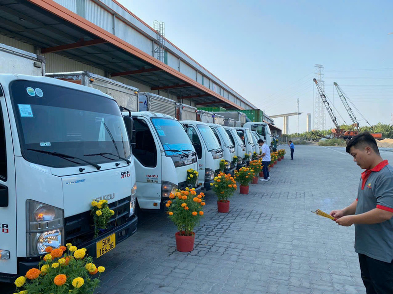 Cargo truck rental