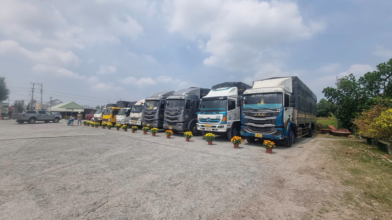 Cargo truck rental