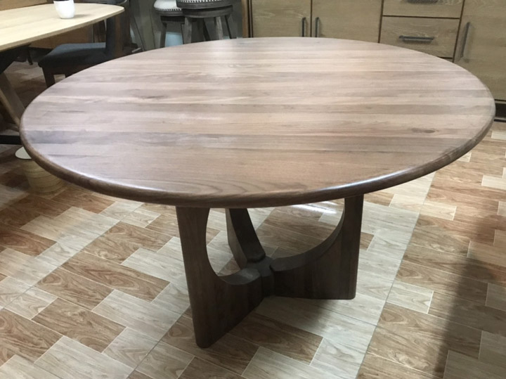 Round dining table