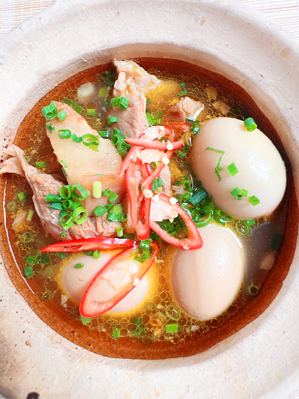 Braised pork with eggs