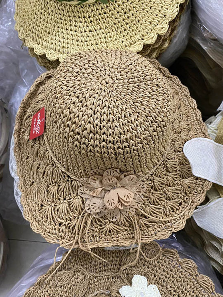 Wide-brim hat