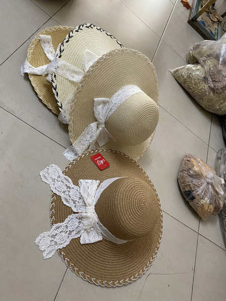 Wide-brim hat