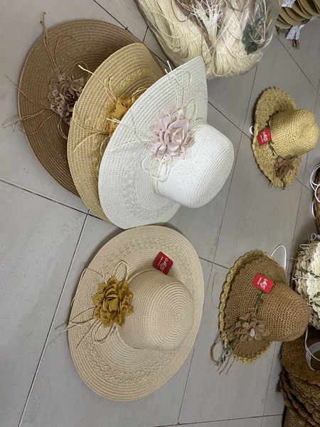 Wide-brim hat