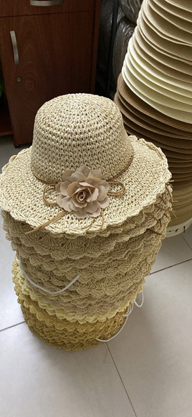 Wide-brim hat