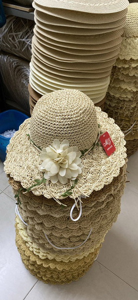 Wide-brim hat