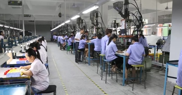Vertical injection molding workshop