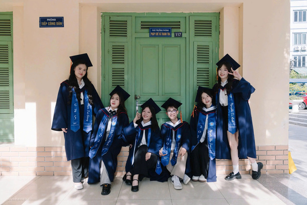 Graduation stoles and sashes
