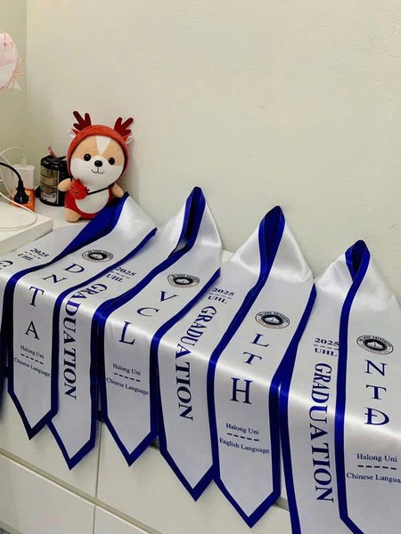Graduation stoles and sashes