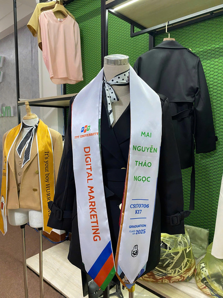 Graduation stoles and sashes