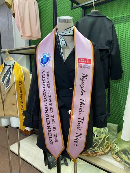 Graduation stoles and sashes