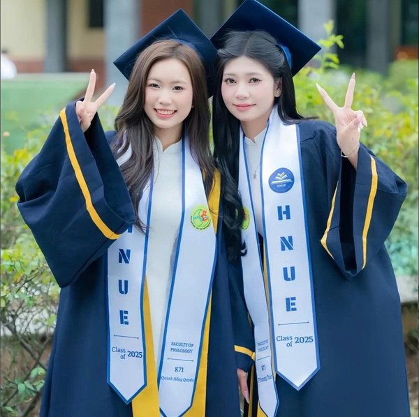 Graduation stoles and sashes