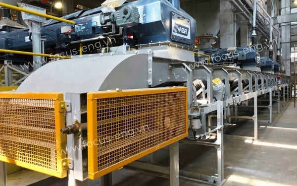 Weigh belt feeders