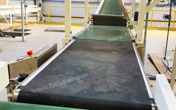 Weigh belt feeders