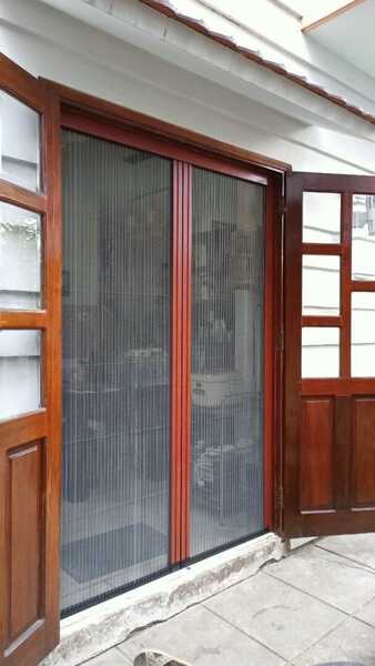 Wood grain frame trackless retractable Plisse insect screens