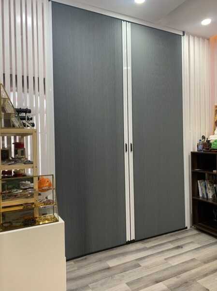 System 45 double-sash trackless Plisse partitions