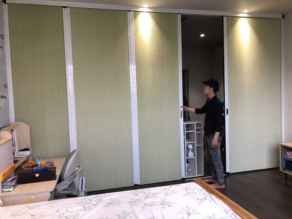 Trackless interlocking room divider