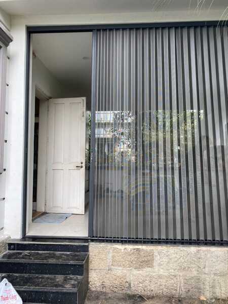Polycarbonate accordion room divider