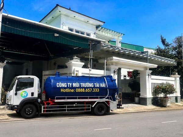 24/7 emergency septic tank pumping trucks