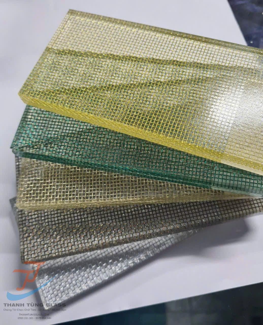 Wire mesh laminated glass