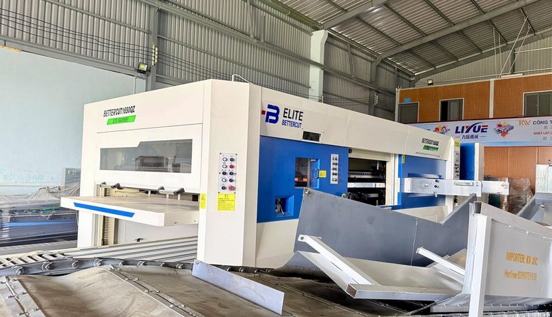 Automatic flatbed die cutting machine