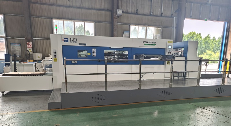 Automatic flatbed die cutting machine