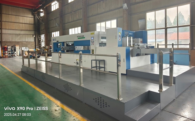 Automatic flatbed die cutting machine