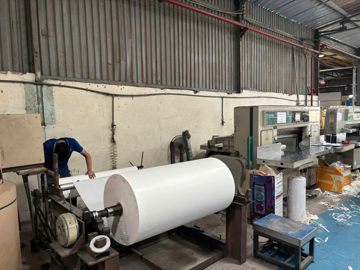 Protective newsprint paper for the glass industry