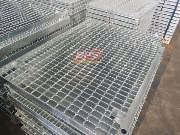 Galvanized steel gratings