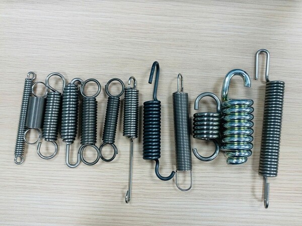Extension springs with hook ends