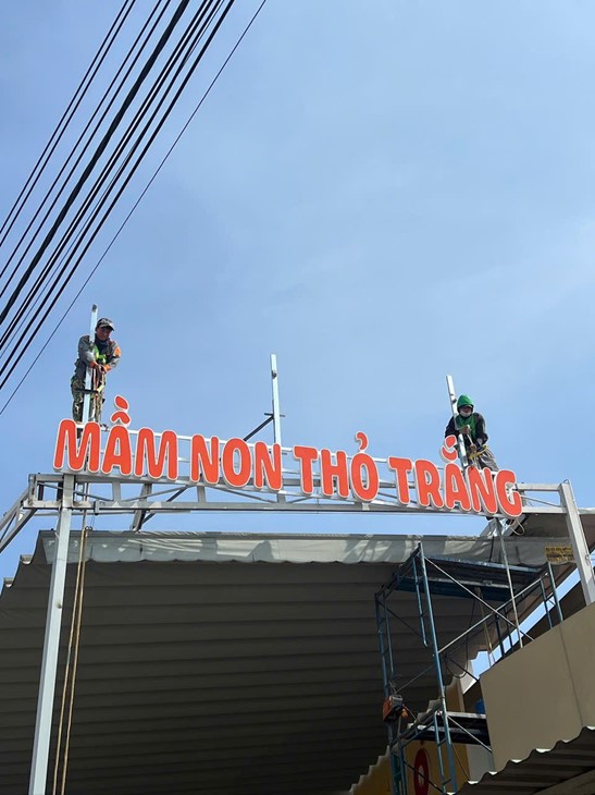 Outdoor raised acrylic letters