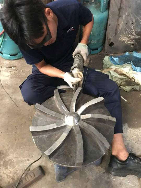 Pumps and centrifugal pump impellers