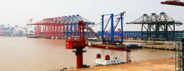 Port cranes and container handling ropes