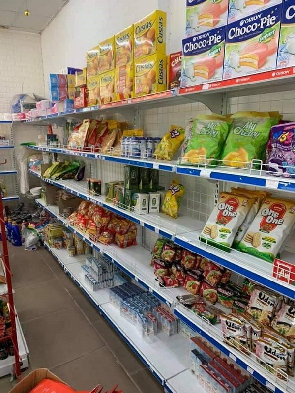 Grocery store display rack
