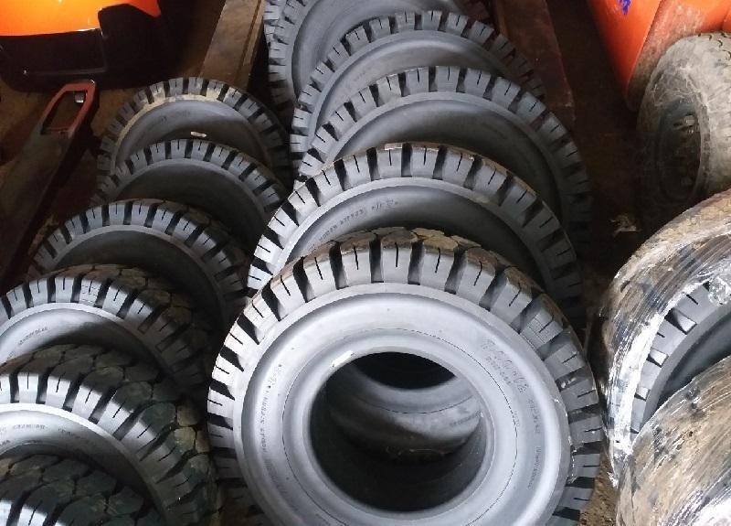 Forklift tire