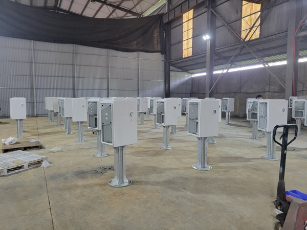 Automatic railway barrier