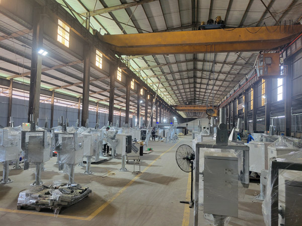 Automatic railway barrier