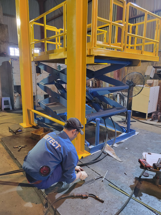 Hitachi hydraulic lift table