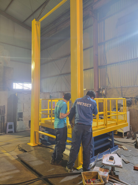 Hitachi hydraulic lift table