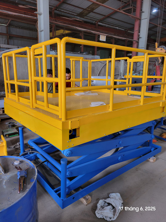 Hitachi hydraulic lift table