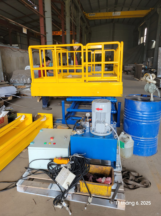 Hitachi hydraulic lift table