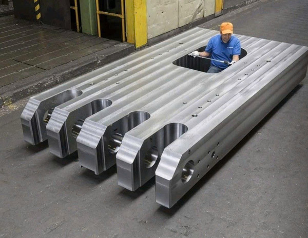 Large-scale CNC milling machine