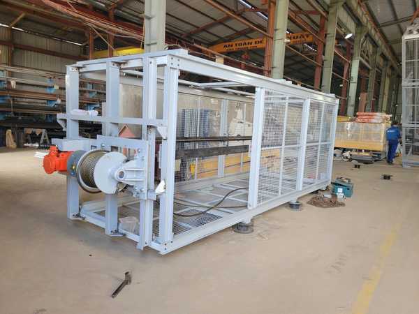 Construction hoist