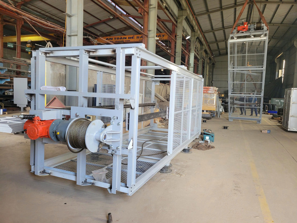 Construction hoist
