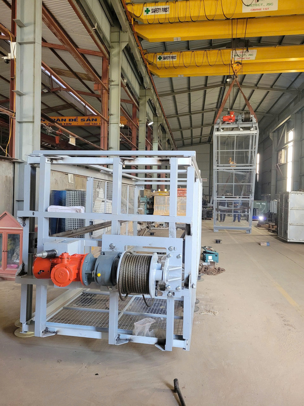 Construction hoist