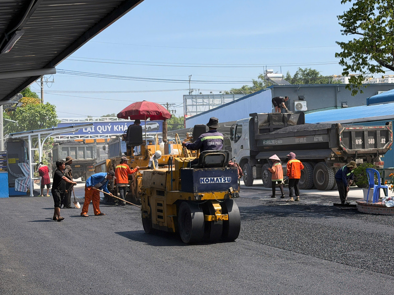 Hot mix asphalt paving