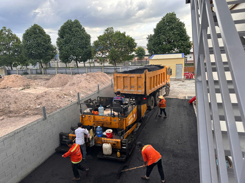 Hot mix asphalt paving