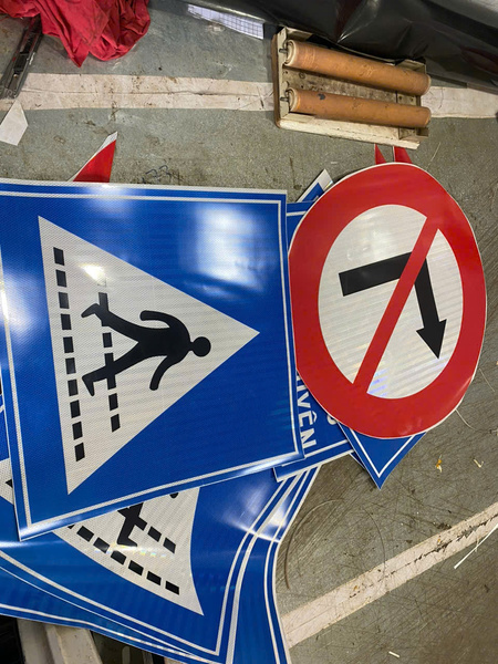 Pedestrian walkway sign