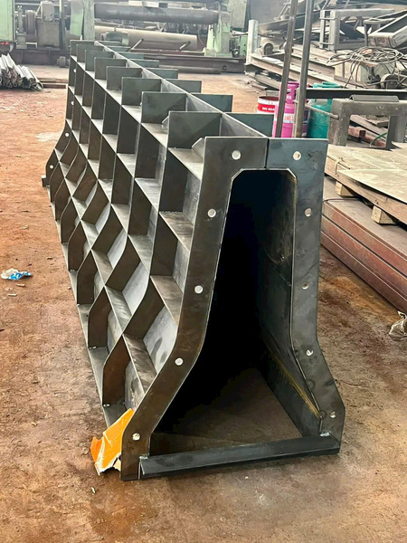 Traffic divider mold