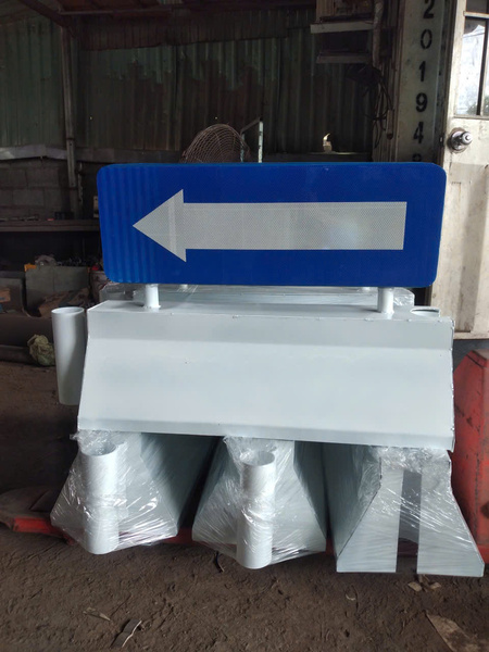 Portable median barrier